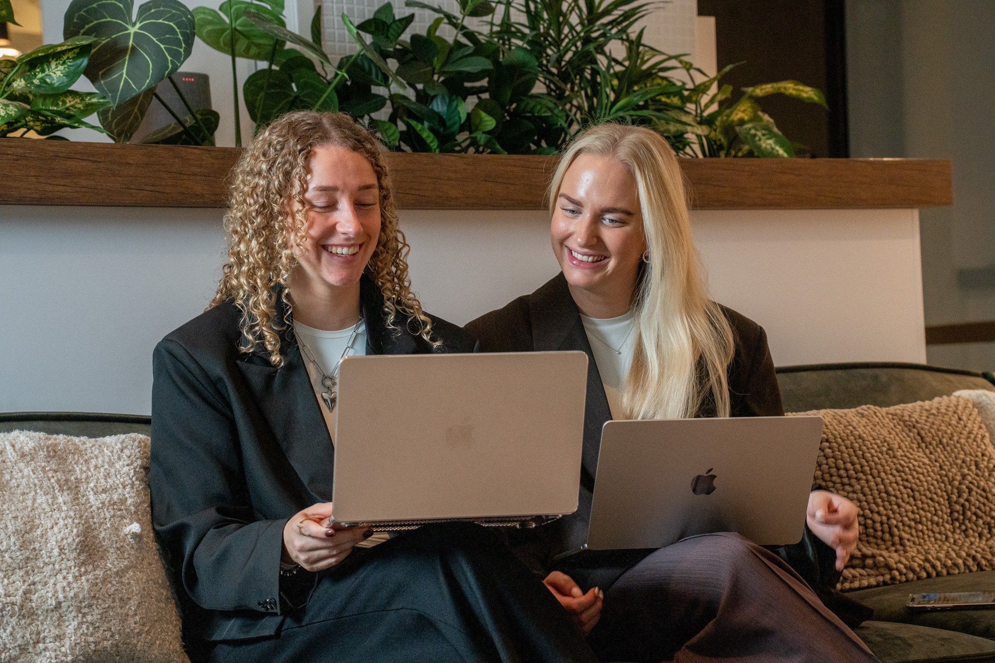 Collega's samen aan het werk achter laptops op kantoor